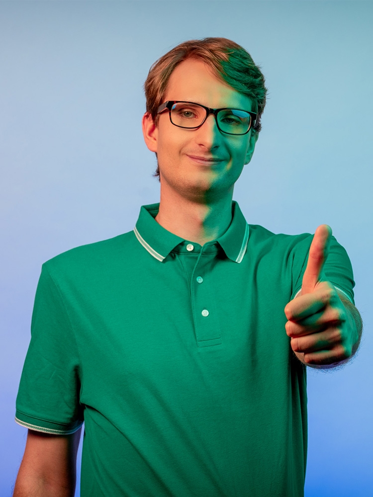 Hombre muestra pulgares arriba