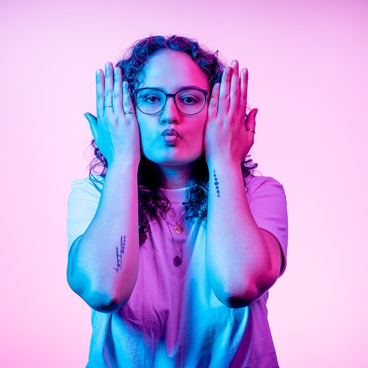 Gráfico de un ordenador personalizado sobre fondo rosa