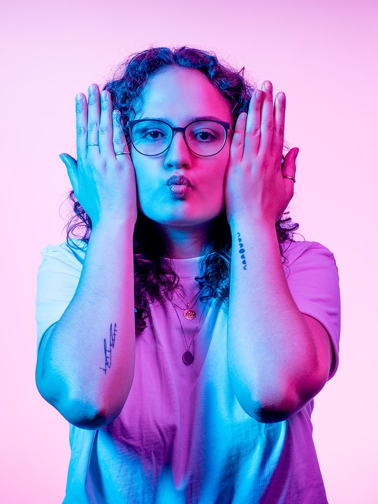 Mujer forma boca de pez