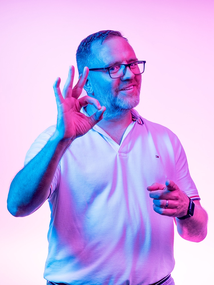 hombre muestra OK con los dedos