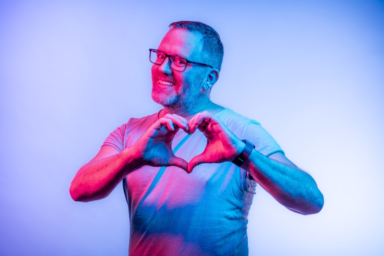 El hombre señala con el dedo hacia la izquierda