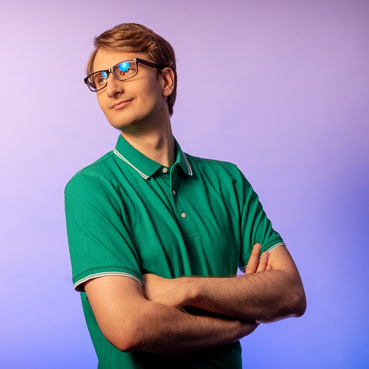 El hombre tiene los brazos cruzados y mira a la izquierda