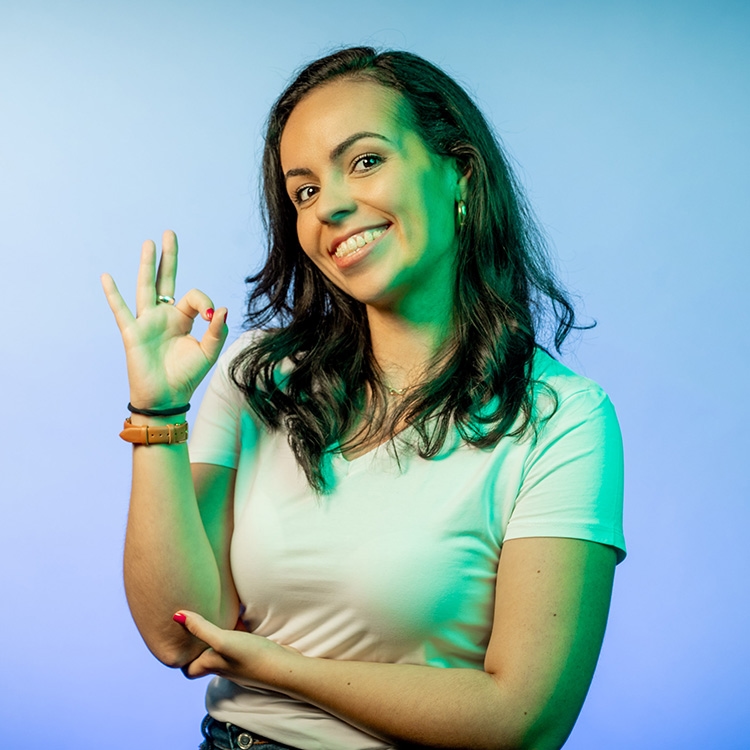 La mujer señala OK con los dedos índice y pulgar