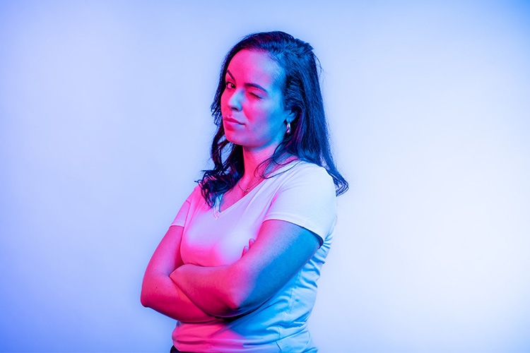 Frau zwinkert mit einem Auge 