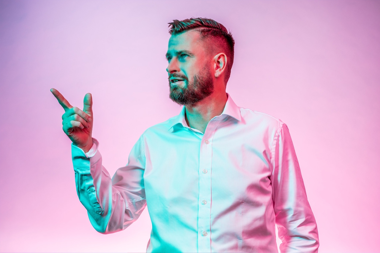 Mann zeigt nach Links