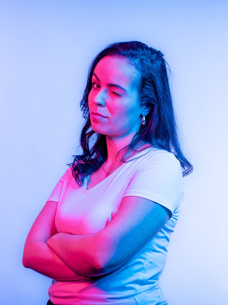 Frau zwinkert mit einem Auge