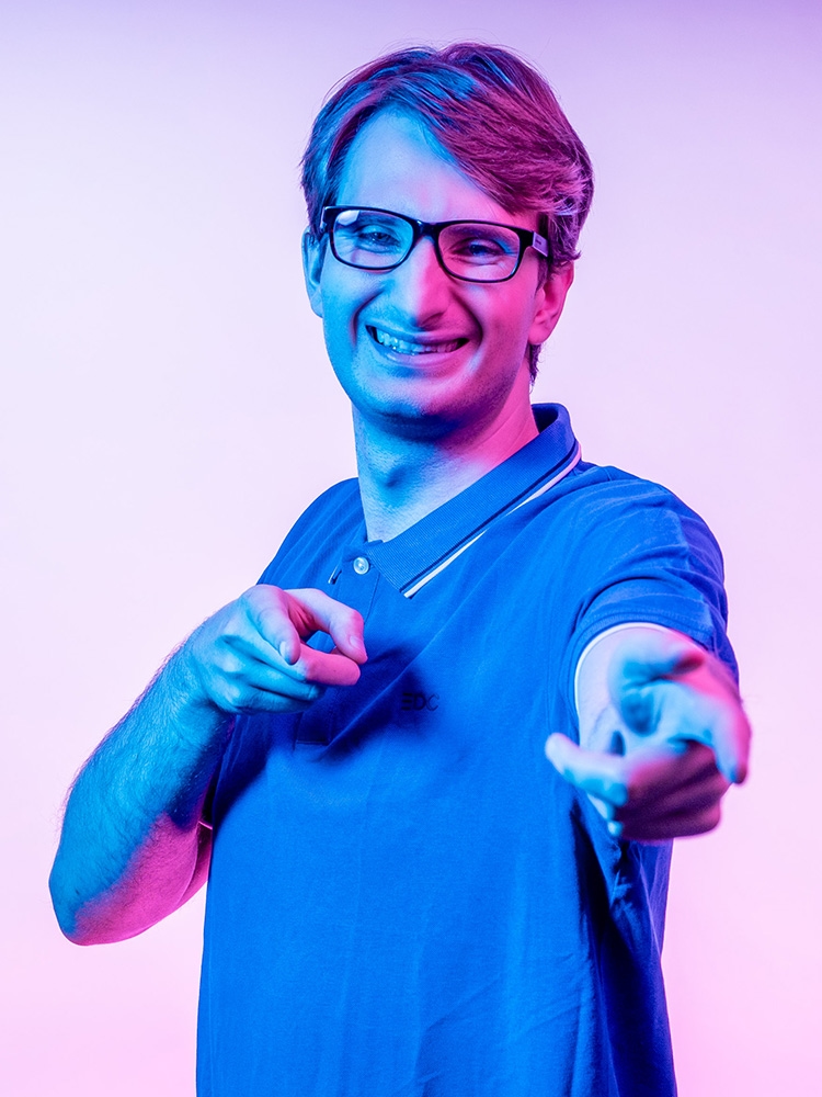 Mann zeigt mit beiden Händen nach vorne