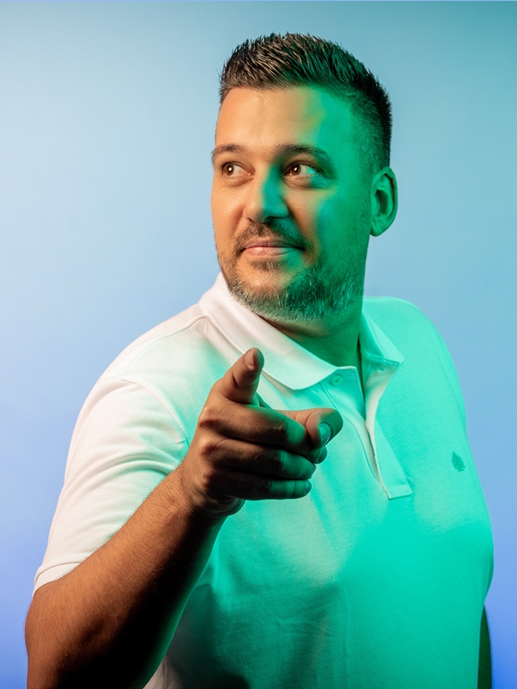 Mann schaut nach links und zeigt nach vorne