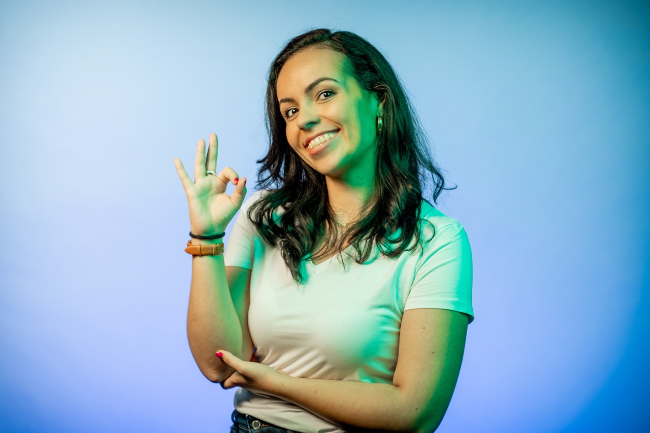 Frau zeigt OK mit Zeigefinger und Daumen