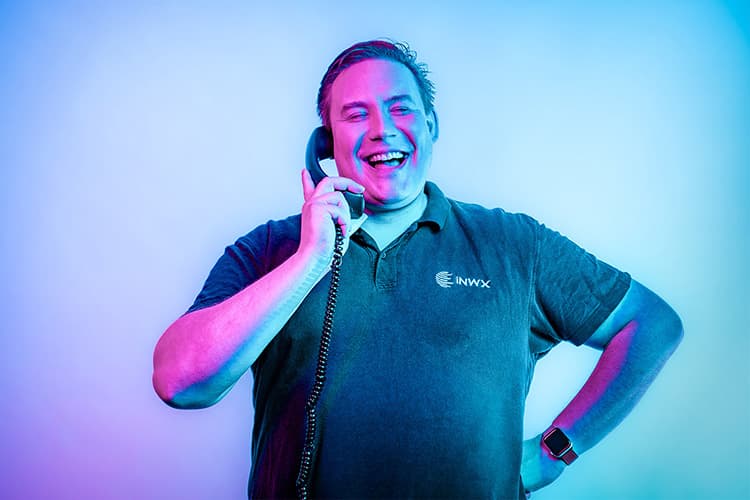 Mann telefoniert