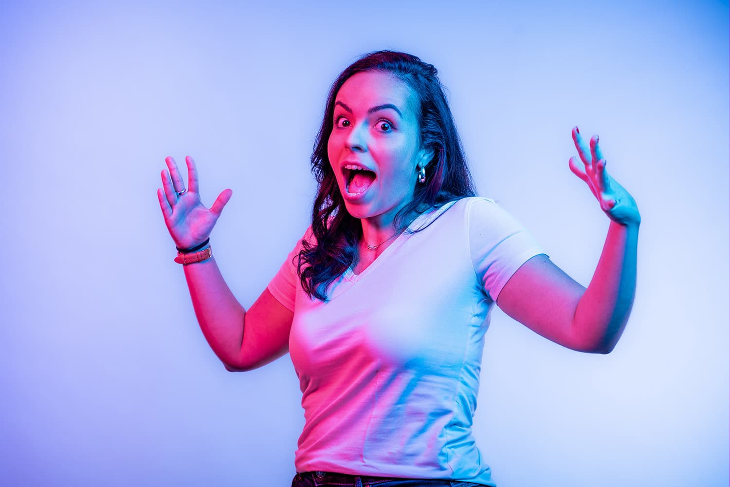 la mujer se sorprende