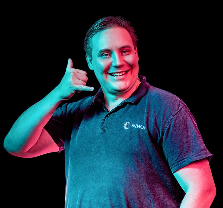 Mann formt Telefon mit Hand