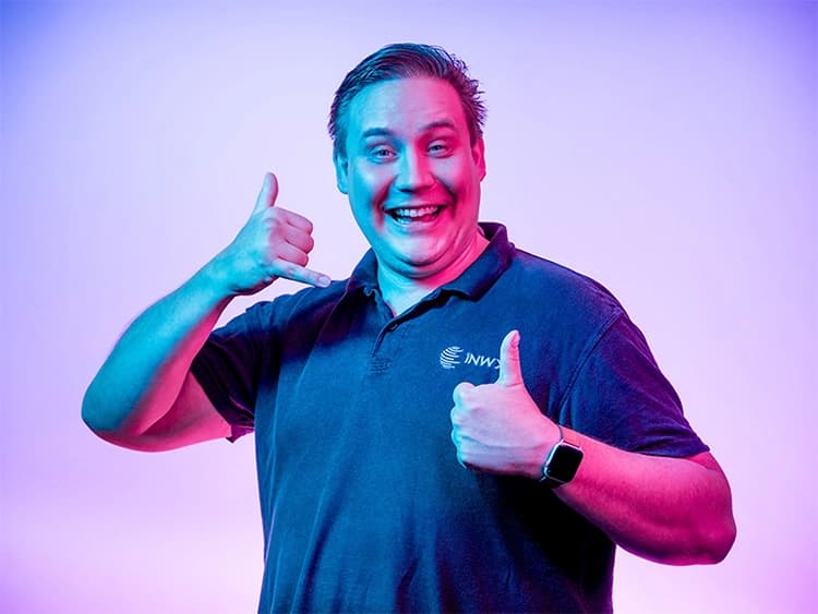 men shows thumbs up