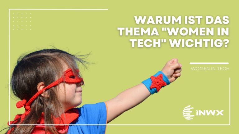 Mädchen in Super-Women Kostüm deuten in Richtung Titel "Warum ist das Thema "Women in Tech" wichtig"?