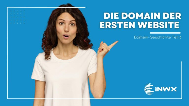 Frau, die auf folgenden Text zeigt: Die Domain der ersten Website