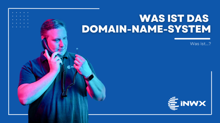 Blauer Hintergrund mit dem Titel: "Was ist das Domain-Name-System", und einem Foto von einem Mann, der in der einen Hand ein Telefon hält und in der anderen das Telefonkabel
